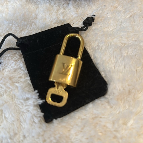 Louis Vuitton Lock & Key # 300 - Picture 6 of 6